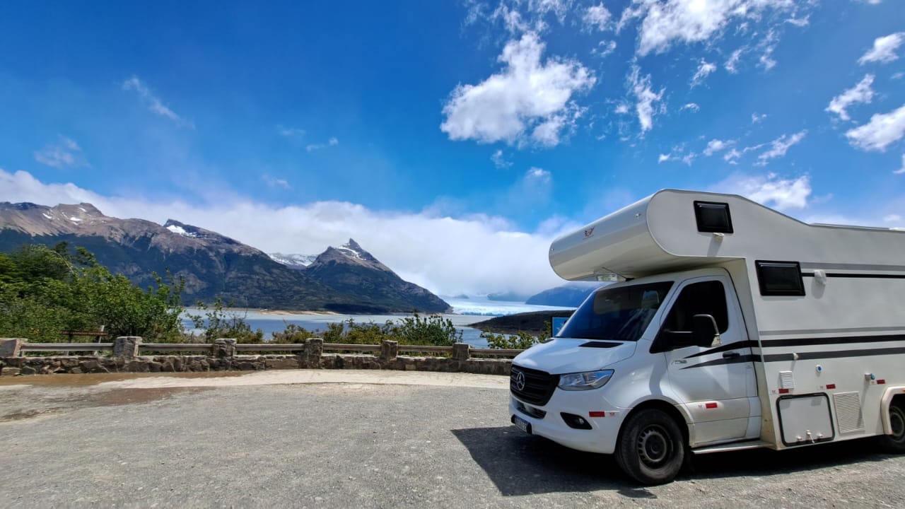 Motorhome em paisagem montanhosa